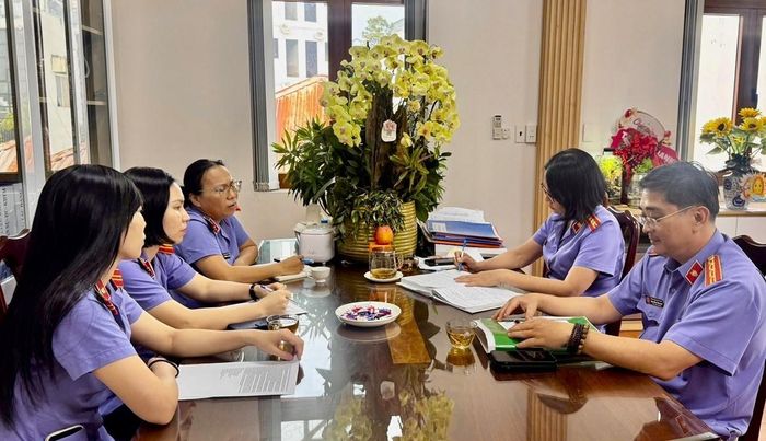 Lãnh đạo VKSND khu vực 2 và Tổ công tác tổ chức phiên họp rút kinh nghiệm sau xét xử.