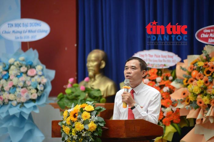 Thầy Hoàng Sơn Hải, Hiệu trưởng Trường Tiểu học - THCS - THPT Chu Văn An, phát biểu chào đón các em học sinh trong ngày khai giảng.