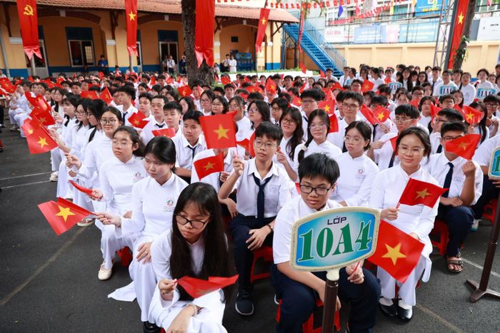 Học sinh lớp 10 trường THPT Trần Khai Nguyên trong ngày khai giảng.
