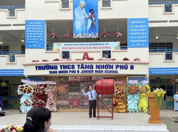 Hiệu trưởng các trường Tiểu học, Trung học cơ sở, Trung học phổ thông tại TP Hồ Chí Minh thực hiện nghi thức đánh trống trong Lễ khai giảng năm học mới 2026 - 2027.