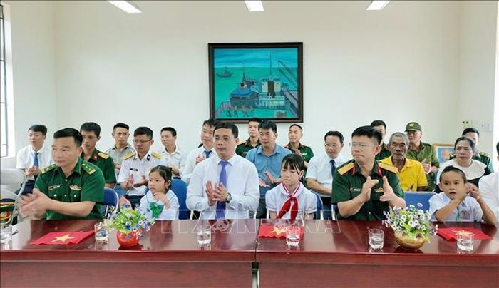 Không gian khai giảng tại điểm trường thôn Trần (thuộc Trường Tiểu học và THCS Thanh Lân, đặc khu Cô Tô, thành phố Quảng Ninh). Ảnh: TTXVN phát
