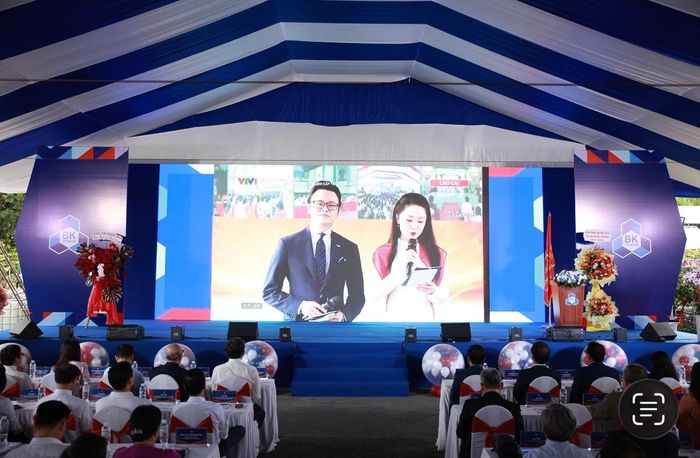 Thầy trò Trường Đại học Bách khoa - Đại học Quốc gia TP Hồ Chí Minh tham gia khai giảng chung cùng cả nước.