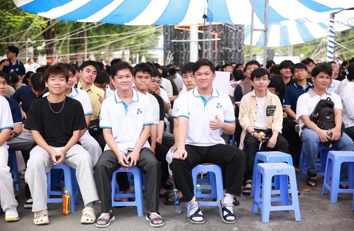 Tân sinh viên Trường Đại học Bách khoa - Đại học Quốc gia TP Hồ Chí Minh năm học 2026 - 2027.