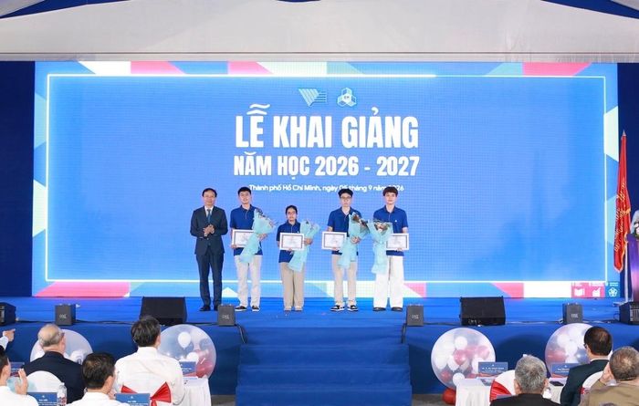 Tuyên dương 4 thủ khoa năm học 2026 - 2027.
