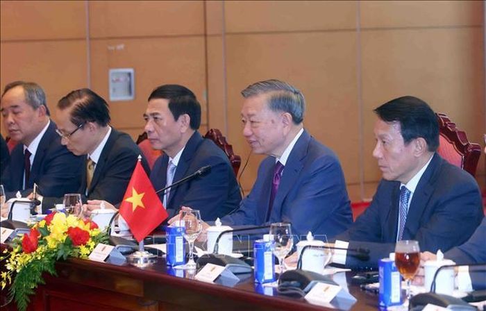 Tổng Bí thư, Chủ tịch nước Tô Lâm và thành viên đoàn Việt Nam tại cuộc hội đàm với Tổng thống Myanmar Min Aung Hlaing. Ảnh: Phạm Kiên/TTXVN