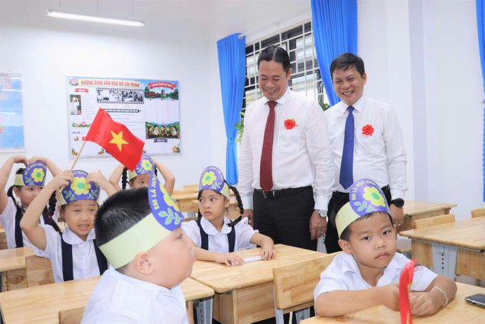 Các đại biểu cùng nhau tham quan phòng học mới trong ngày Trường Tiểu học Tăng Nhơn Phú chính thức đi vào hoạt động.