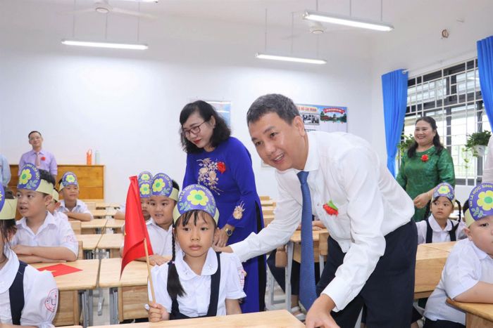 Ông Nguyễn Bạch Hoàng Phụng, Bí thư Đảng ủy, Chủ tịch HĐND phường Tăng Nhơn Phú hỏi thăm các em học sinh tại trường Tiểu Học Tăng Nhơn Phú sáng 5/9.