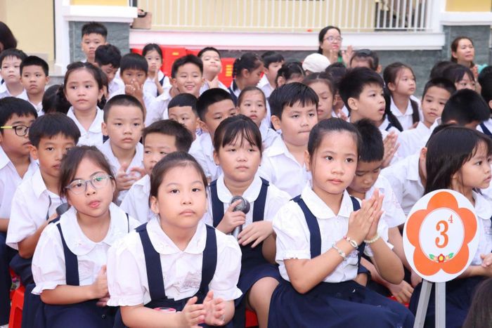 Những học sinh đầu cấp còn đôi chút bỡ ngỡ nhưng nhanh chóng hòa mình vào không khí rộn ràng của ngày khai trường.