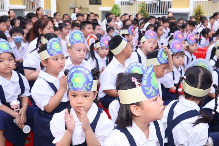 Trường Tiểu học Tăng Nhơn Phú được xây dựng trên khuôn viên rộng hơn 7.126m², đáp ứng nhu cầu học tập của học sinh trên địa bàn.