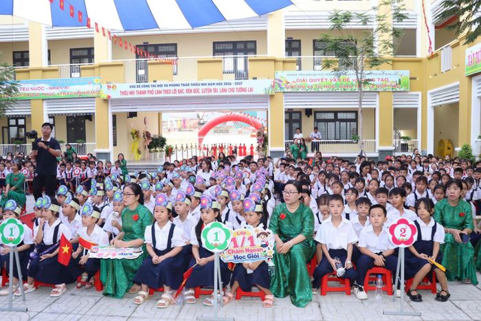 Học sinh tham gia khai giảng sáng 5/9.