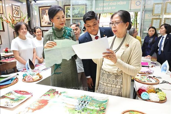 Phu nhân Ngô Phương Ly và Phu nhân Kyu Kyu Hla tham quan làng lụa vạn Phúc. Ảnh: Minh Đức/TTXVN