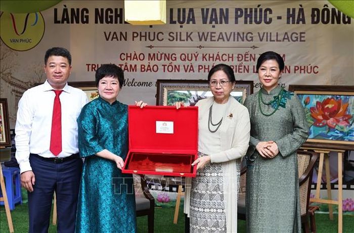 Trao tặng quà cho Phu nhân Kyu Kyu Hla tại làng lụa Vạn Phúc. Ảnh: Minh Đức/TTXVN