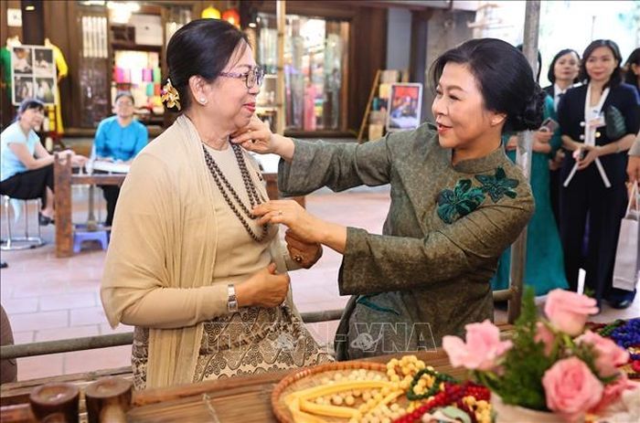 Phu nhân Ngô Phương Ly và Phu nhân Kyu Kyu Hla tại làng lụa vạn Phúc. Ảnh: Minh Đức/TTXVN