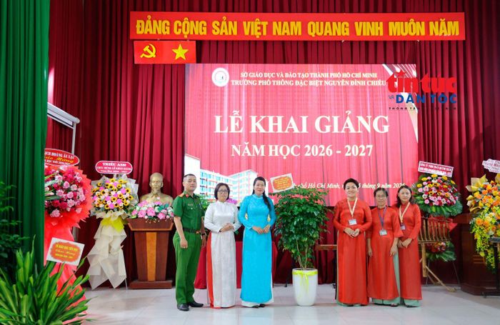 Lãnh đạo phường Vườn Lài, TP Hồ Chí Minh tặng hoa chúc mừng ban giám hiệu trường PTĐB Nguyễn Đình Chiểu.