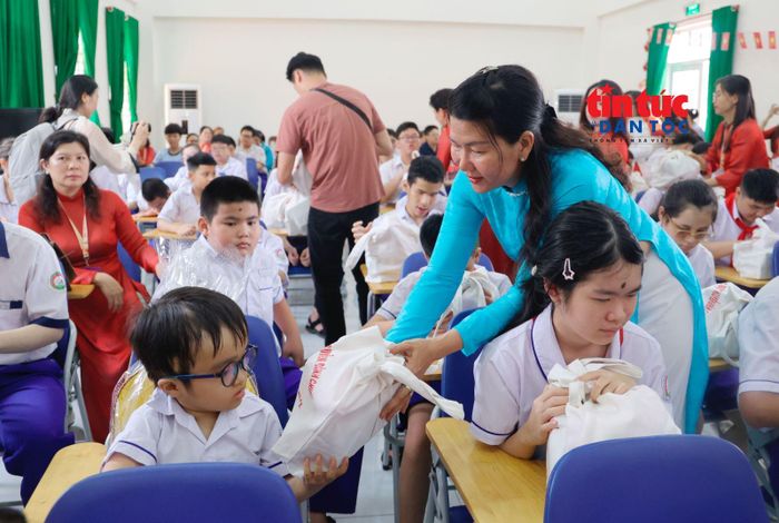 Tặng quà cho các học sinh Trường PTĐB Nguyễn Đình Chiểu.