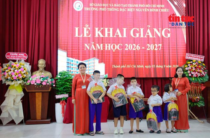 Ban giám hiệu tặng quà cho các học sinh vào lớp 1 năm học 2026-2027 của Trường PTĐB Nguyễn Đình Chiểu.