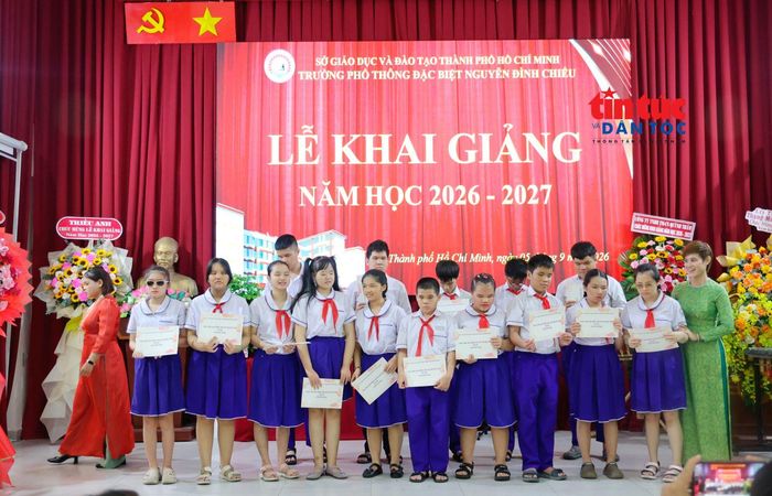 Trao tặng học bổng cho các học sinh Trường PTĐB Nguyễn Đình Chiểu tại buổi lễ.