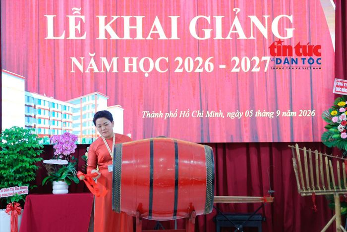 Cô Nguyễn Thị Thanh Huệ, Hiệu trưởng Trường Phổ thông đặc biệt Nguyễn Đình Chiểu đánh trống khai giảng năm học mới 2026-2027.