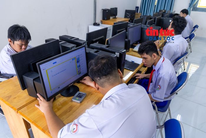 Nhiều năm qua, nhà trường luôn đầu tư đầy đủ trang thiết bị hiện đại phục vụ cho việc giảng dạy và học tập.