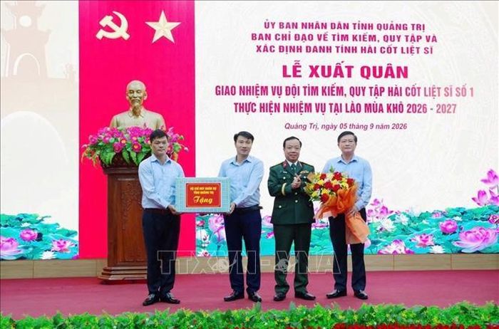 Trao quà của Bộ Chỉ huy Quân sự tỉnh động viên tinh thần Đội tìm kiếm, quy tập hài cốt liệt sĩ số 1 lên đường thực hiện nhiệm vụ. Ảnh: TTXVN phát