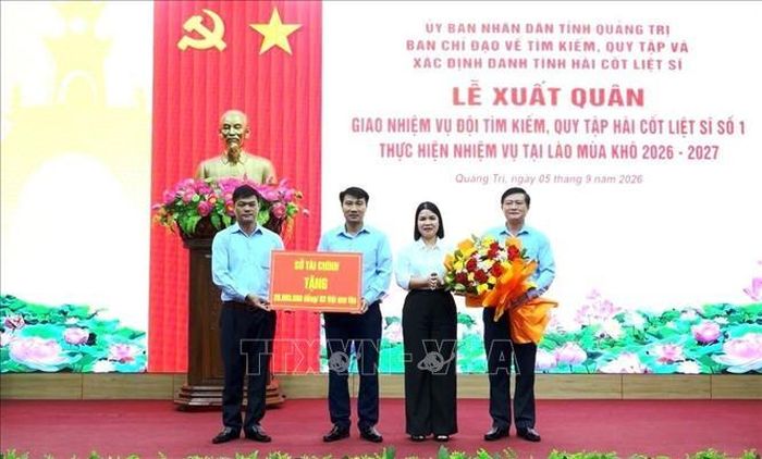 Lãnh đạo Sở Tài chính tỉnh Quảng Trị tặng quà động viên Đội tìm kiếm, quy tập hài cốt liệt sĩ số 1 lên đường thực hiện nhiệm vụ.
