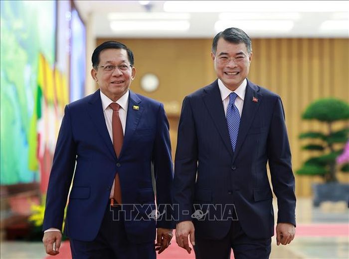 Thủ tướng Lê Minh Hưng đón Tổng thống nước Cộng hòa Liên bang Myanmar Min Aung Hlaing. Ảnh: Dương Giang/TTXVN