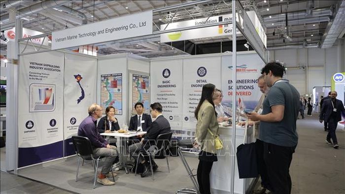 Nhiều khách tham quan đến kết nối với gian hàng của VIMATEC Engineering. Ảnh: Thu Hằng/PV TTXVN tại Đức