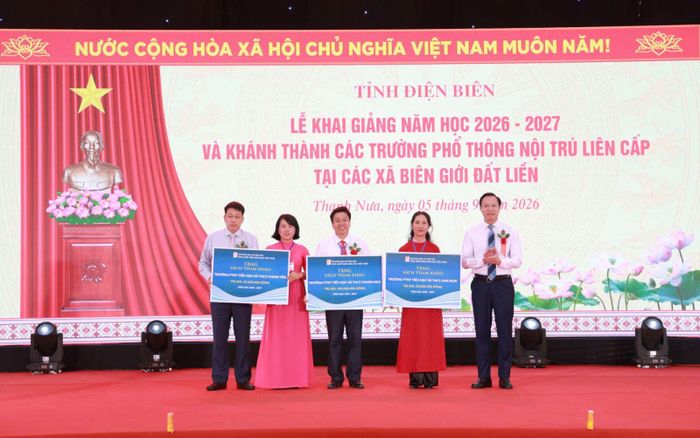 Tặng sách cho đại diện Ban Giám hiệu các trường Phổ thông nội trú Tiểu học và Trung học cơ sở. Ảnh: HT