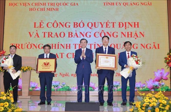 PGS. TS Đoàn Minh Huấn, Ủy viên Bộ Chính trị, Bí thư Đảng ủy, Giám đốc Học viện Chính trị quốc gia Hồ Chí Minh trao Bằng công nhận Trường Chính trị tỉnh Quảng Ngãi đạt chuẩn mức 1.