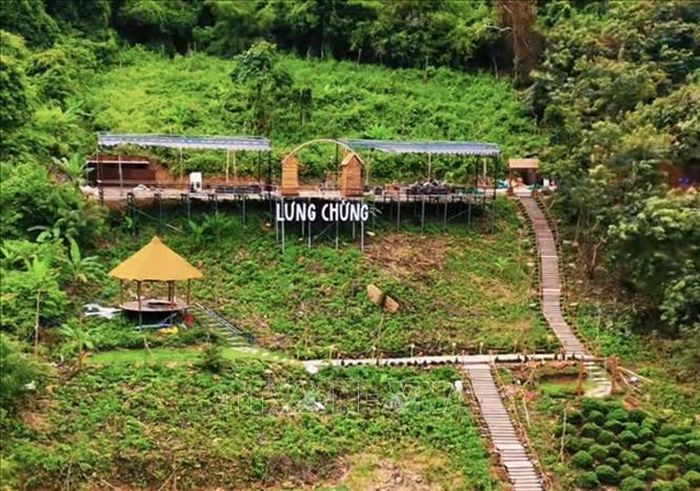 Chủ tiệm cà phê Lưng Chừng (xã Tri Tôn, An Giang) tự ý chuyển đất rừng phòng hộ sang đất phi nông nghiệp bị xử phạt vi phạm hành chính. Ảnh: TTXVN phát