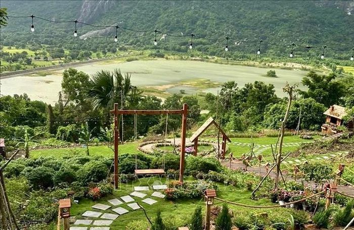 Chủ tiệm cà phê Lưng Chừng (xã Tri Tôn, An Giang) tự ý chuyển đất rừng phòng hộ sang đất phi nông nghiệp bị xử phạt vi phạm hành chính. Ảnh: TTXVN phát