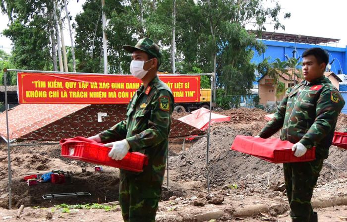 Các hài cốt liệt sĩ được đưa về khu vực lấy mẫu và lưu mẫu.