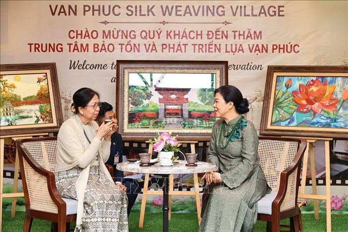 Phu nhân Ngô Phương Ly và Phu nhân Kyu Kyu Hla thưởng trà tại làng lụa vạn Phúc. Ảnh: Minh Đức/TTXVN
