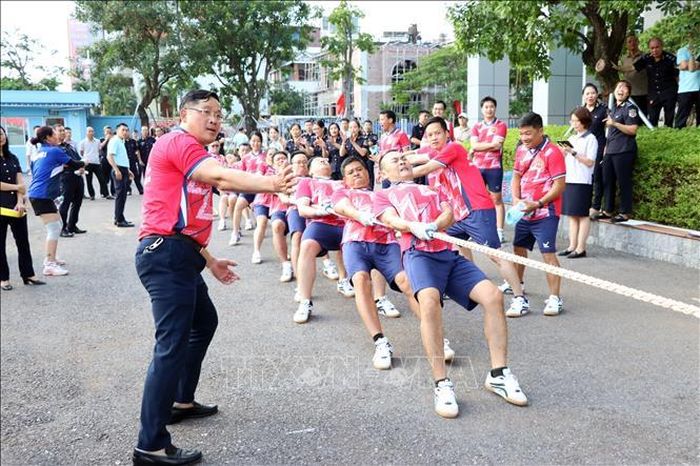 Các đội thi đấu môn kéo co.
