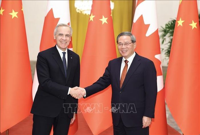 Thủ tướng Trung Quốc Lý Cường (phải) và người đồng cấp Canada Mark Carney tại cuộc hội đàm ở Bắc Kinh ngày 15/1/2026. Ảnh tư liệu: THX/TTXVN
