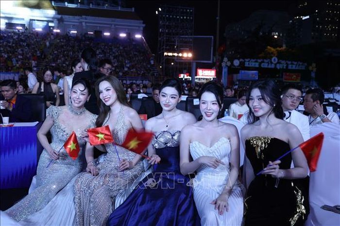 Các người đẹp tham gia trình diễn trong đêm chung kết Hoa hậu Thế giới 2026 tại Nha Trang.