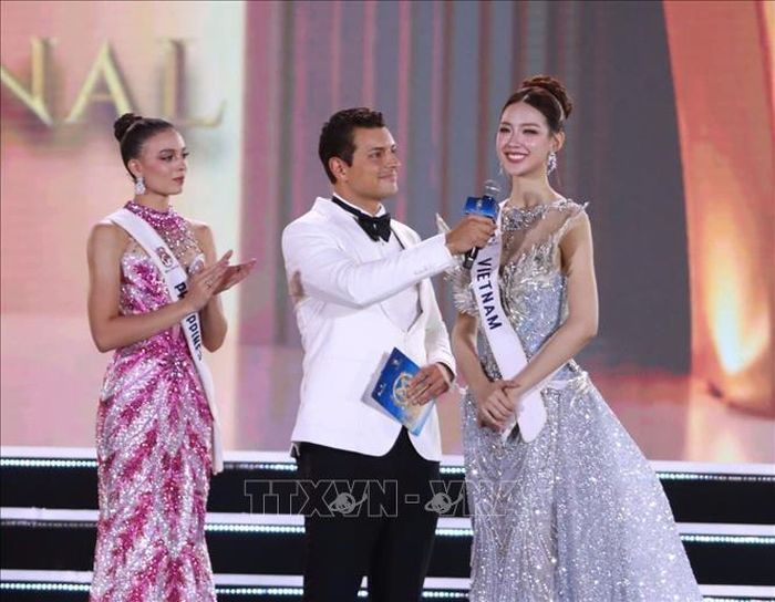 Lê Nguyễn Bảo Ngọc xuất hiện rạng rỡ, thể hiện phong thái điềm tĩnh trước phần thi vấn đáp.