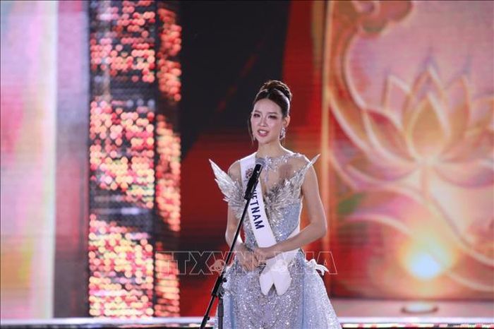 Đại diện Việt Nam Lê Nguyễn Bảo Ngọc trong phần thi ứng xử giành cho các người đẹp lọt vào Top 6.