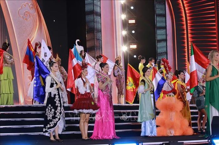 Các thí sinh trước giờ khai mạc Đêm chung kết Hoa hậu Thế giới 2026 tại Nha Trang.