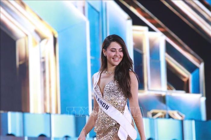 111 người đẹp thế giới trình diễn.