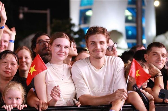 Du khách trong nước và quốc tế tham dự chương trình.