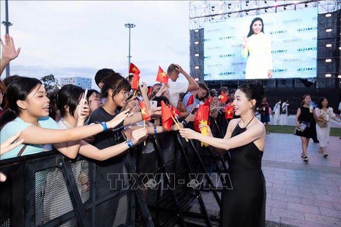 Chủ tịch Miss World Vietnam - Thạc sĩ Phạm Kim Dung cùng Ban tổ chức phát 6.000 lá cờ Việt Nam cho khách mời, khán giả trước giờ diễn ra đêm Chung kết Miss World 2026.