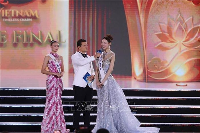 Lê Nguyễn Bảo Ngọc xuất hiện rạng rỡ, thể hiện phong thái điềm tĩnh trước phần thi vấn đáp.