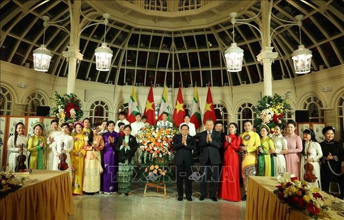 Tổng Bí thư, Chủ tịch nước Tô Lâm và Phu nhân Ngô Phương Ly với Tổng thống Cộng hòa Liên bang Myanmar Min Aung Hlaing và Phu nhân Kyu Kyu Hla với các nghệ sỹ biểu diễn tại tiệc chiêu đãi. Ảnh: Thống Nhất/TTXVN