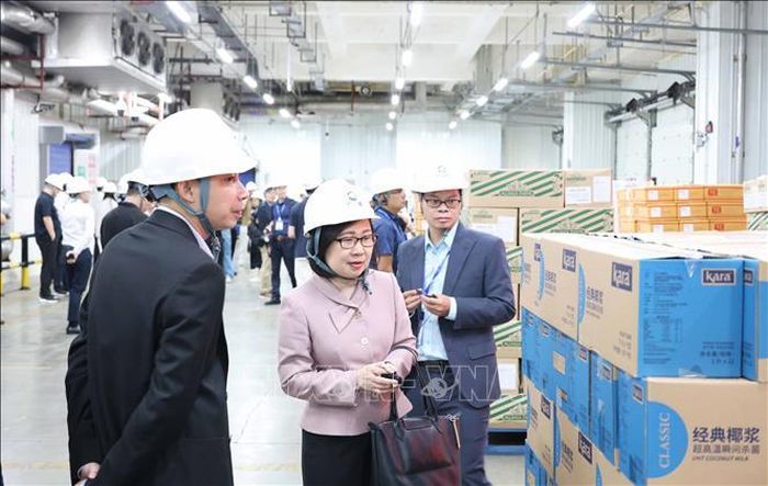 Phó Tổng Giám đốc TTXVN Đoàn Thị Tuyết Nhung cùng đại biểu các hãng thông tấn, truyền thông khu vực châu Á - Thái Bình Dương tham quan, khảo sát một số cơ sở kinh tế, văn hóa tại Quảng Châu, Phật Sơn và Thâm Quyến… Ảnh: Công Tuyên/PV TTXVN tại Trung Quốc