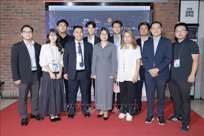 Tổng Lãnh sự Đoàn Phương Lan (giữa) chụp ảnh cùng các trí thức Việt Nam.
