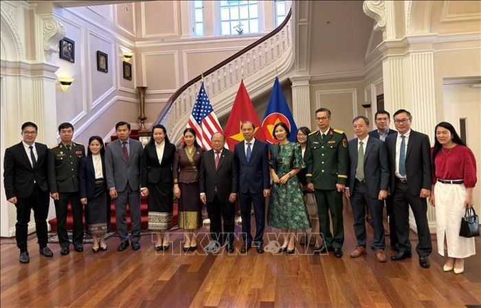 Cán bộ, nhân viên hai Đại sứ quán chụp ảnh lưu niệm. Ảnh: Ngọc Quang/PV TTXVN tại Mỹ