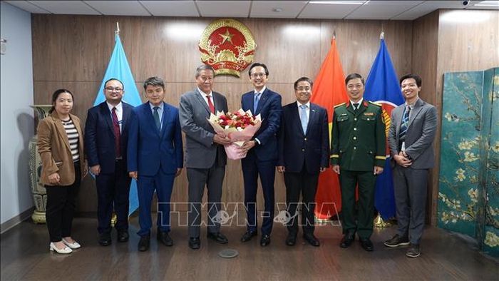 Đại sứ Đỗ Hùng Việt, Đại sứ Chhea Keo (thứ 4 từ trái qua) chụp ảnh chung với thành viên hai phái đoàn Việt Nam và Campuchia. Ảnh: Thanh Tuấn/Phóng viên TTXVN tại Mỹ