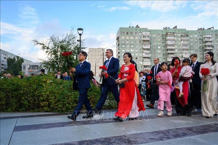 Chủ tịch Hội người Việt Nam tại thành phố Saint Petersburg Dương Chí Kiên dẫn đầu đoàn dâng hoa. Ảnh: TTXVN phát