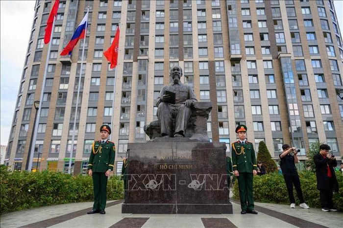 Lễ dâng hoa tại tượng đài Hồ Chủ tịch tại St.Petersburg. Ảnh: TTXVN phát